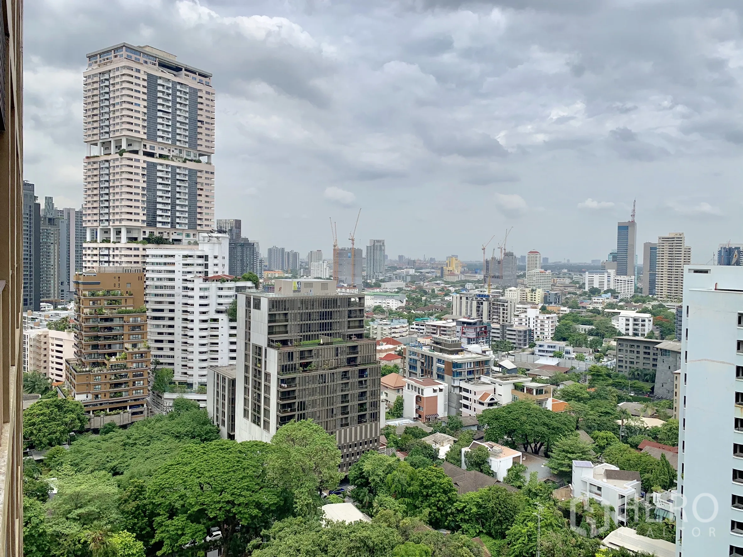 Condominium for rent in Bangkok - Panoramic view of Bangkok’s high-rises and leafy neighborhoods from the condo.