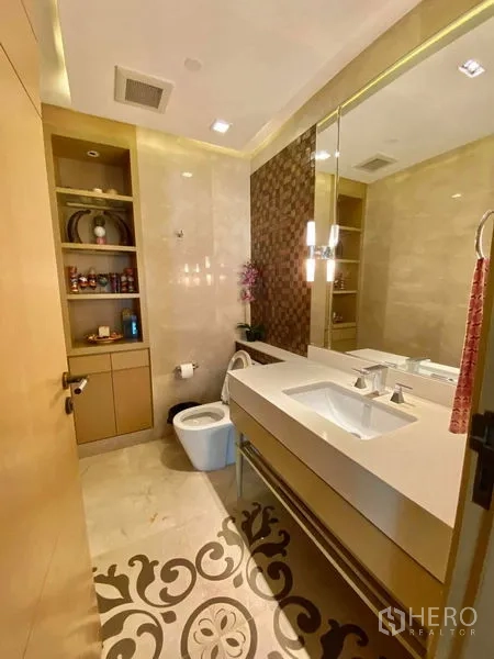 คอนโด ให้เช่าในKhlong Toei, Bangkok - ห้องน้ำแขกพร้อมเคาน์เตอร์ล้างหน้า ชั้นเก็บของ และพื้นลาย