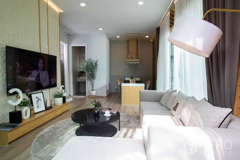 บ้าน ให้เช่าหรือขายในLat Krabang, Bangkok - พื้นที่นั่งเล่นและรับประทานอาหารแบบเปิดรับแสงธรรมชาติ มองออกสระ