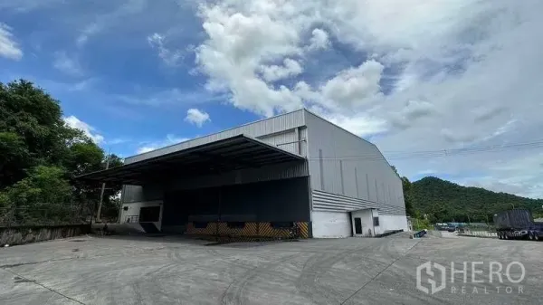 คลังสินค้า ให้เช่าในSi Racha, Chon Buri - ด้านหน้าโกดังมีช่องโหลดมีหลังคา และพื้นที่กลับรถเทรลเลอร์