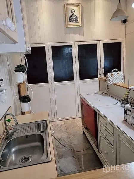 Detached House for rent - Compact kitchen with sink, cabinetry and pendant lighting.