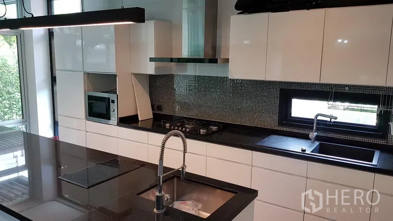 สำนักงานที่บ้าน ขายในWang Thonglang, Bangkok - ครัวโมเดิร์นพร้อมไอส์แลนด์ เตาแก๊ส และผนังกระเบื้องโมเสก ในโฮมออฟฟิศวังทองหลาง