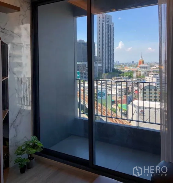 คอนโด ให้เช่าในBang Na, Bangkok - ระเบียงพร้อมประตูกระจกบานเลื่อน มองเห็นสกายไลน์ย่านบางนา