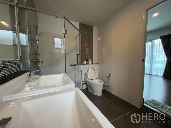 บ้าน ให้เช่าในMueang Nonthaburi, Nonthaburi - ห้องน้ำร่วมสมัย อ่างล้างหน้าคู่ ฉากกั้นกระจก และโถสุขภัณฑ์