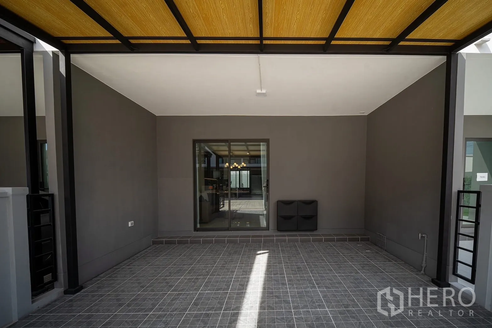 联排别墅 for rent in Bang Phli, Samut Prakan - 有顶车棚，地面铺砖，并有推拉门通往室内。