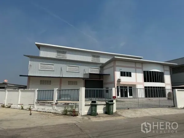 คลังสินค้า ให้เช่าในSamut Prakan - มุมมองด้านหน้าคอมเพล็กซ์โกดัง มีประตูรั้วและพื้นที่จอดรถ