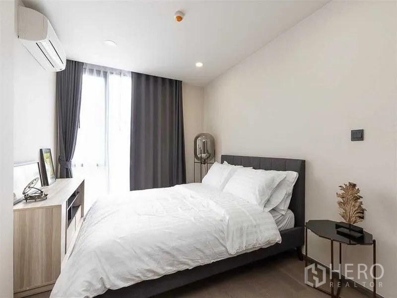 คอนโด ให้เช่าในPathum Wan, Bangkok - ห้องนอนที่สองพร้อมเตียงคู่ เครื่องปรับอากาศ และผ้าม่านทึบ