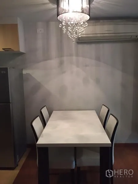 คอนโด ให้เช่าในPhaya Thai, Bangkok - มุมรับประทานอาหาร 4 ที่นั่ง โต๊ะสีขาว ใต้โคมไฟคริสตัล พร้อมเครื่องปรับอากาศ