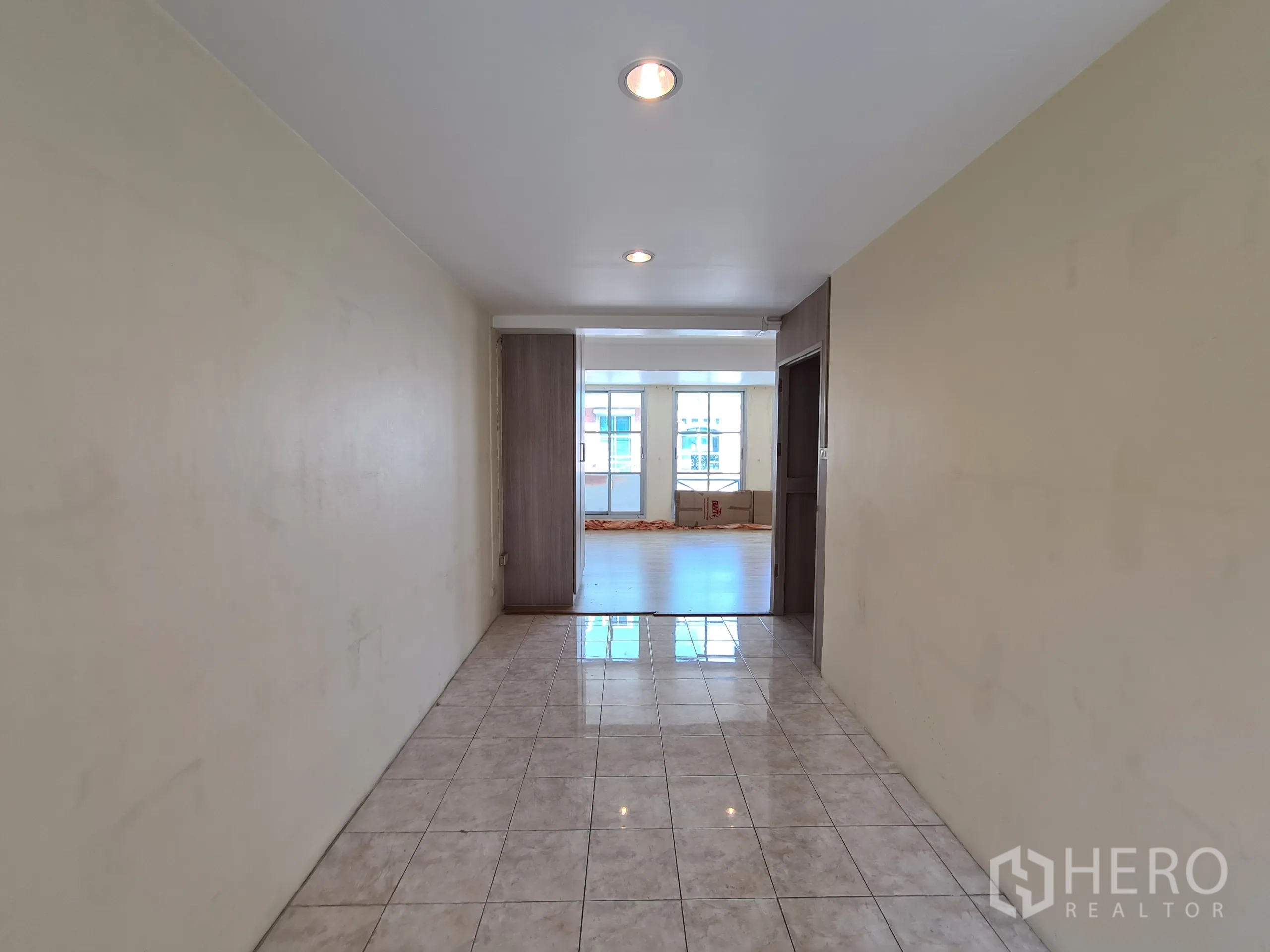 店屋 出租或出售在Sathon, Bangkok - 长走廊通向采光充足的办公式房间，配整面高窗。