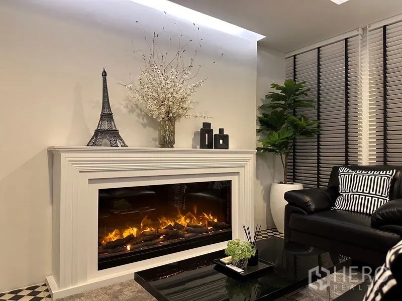 独立式住宅 出租 - 客厅内现代电壁炉特写，配装饰摆件与壁架。