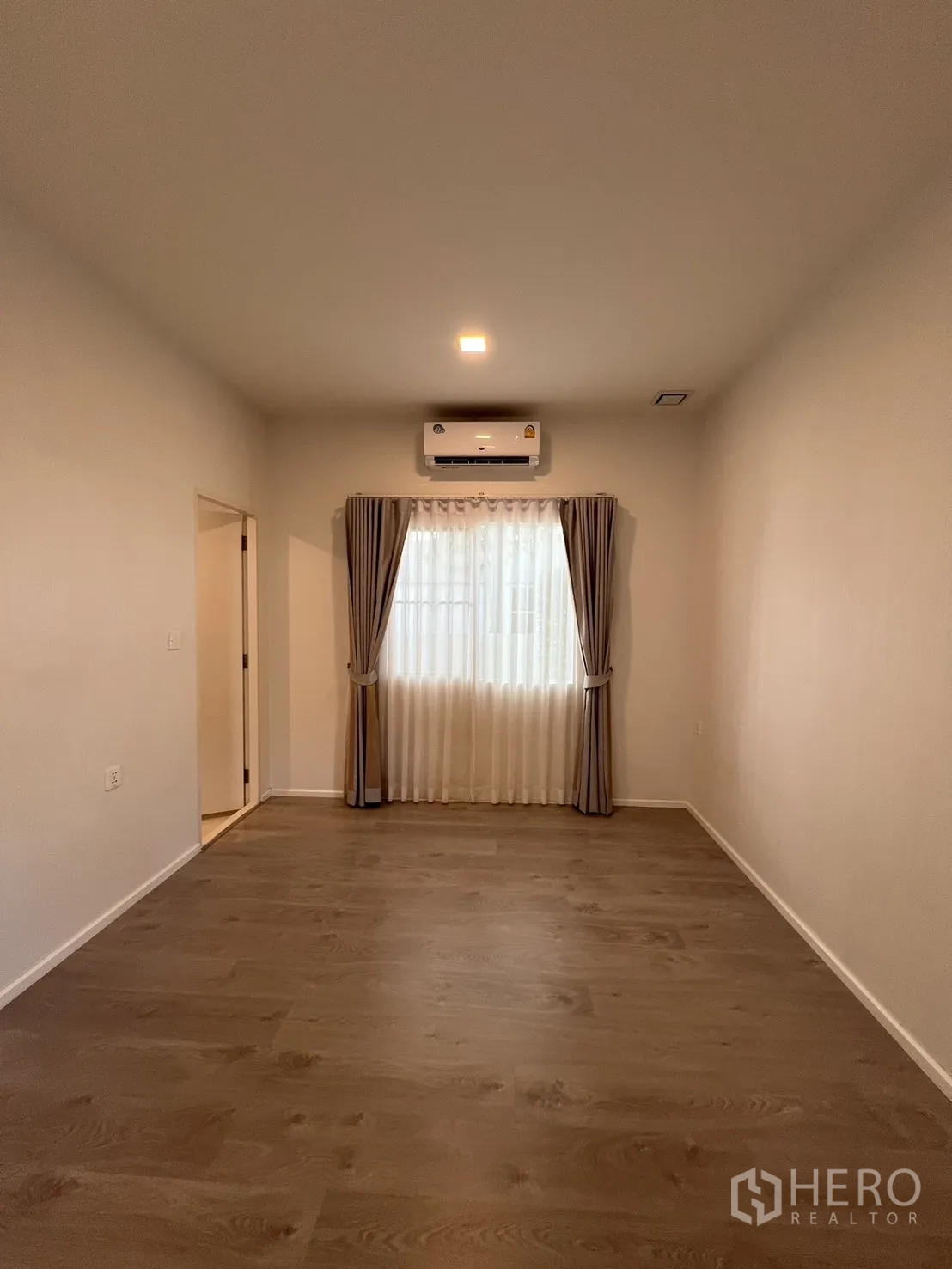 独立式住宅 出租在Prawet, Bangkok - 一层卧室，带卫生间入口与百叶帘。