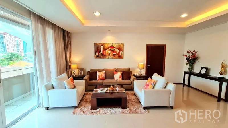 อพาร์ทเมนท์ ให้เช่าในKhlong Toei, Bangkok - ห้องนั่งเล่นเปิดออกสู่ระเบียง เห็นวิวเมือง ใกล้ BTS พร้อมพงษ์