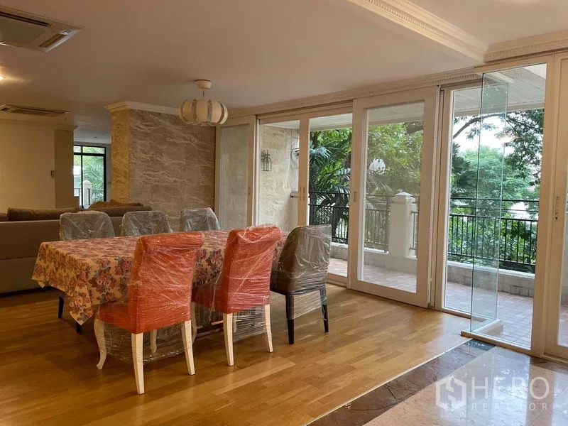 คอนโด ให้เช่าในWatthana, Bangkok - พื้นที่รับประทานอาหารพื้นไม้ เปิดสู่ระเบียงผ่านประตูกระจกเต็มบาน