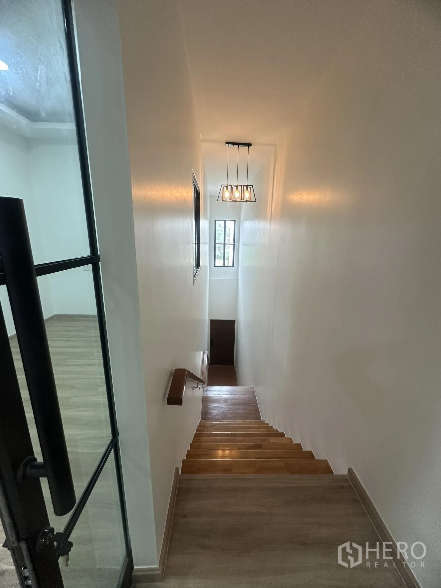 货栈 出售在Khlong Luang, Pathum Thani - 直跑木楼梯，吊灯与玻璃门通往办公区。