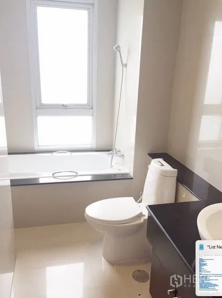 คอนโด ให้เช่าในKhlong Toei, Bangkok - ห้องน้ำสว่าง มีอ่างอาบน้ำ หน้าต่าง และสุขภัณฑ์ทันสมัย
