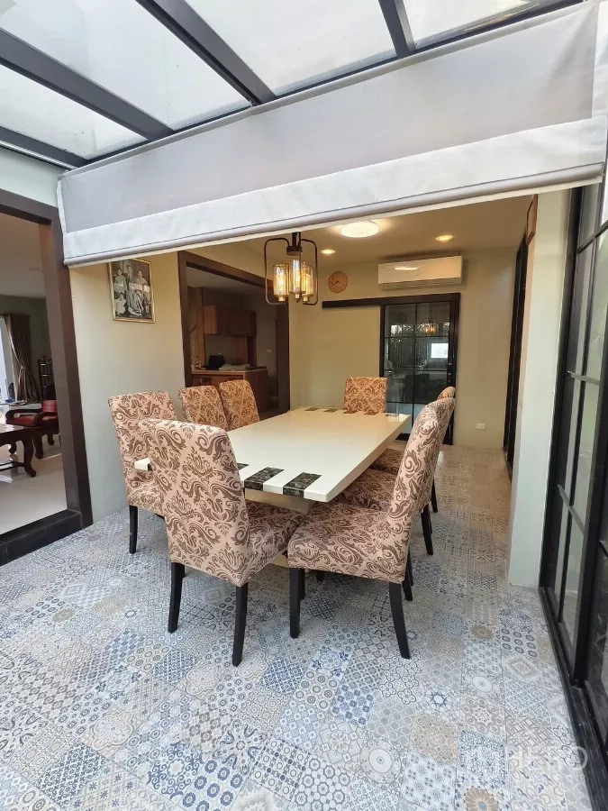 Detached House for rent in Bang Kapi, Bangkok - Enclosed terrace dining under glass roof beside kitchen.