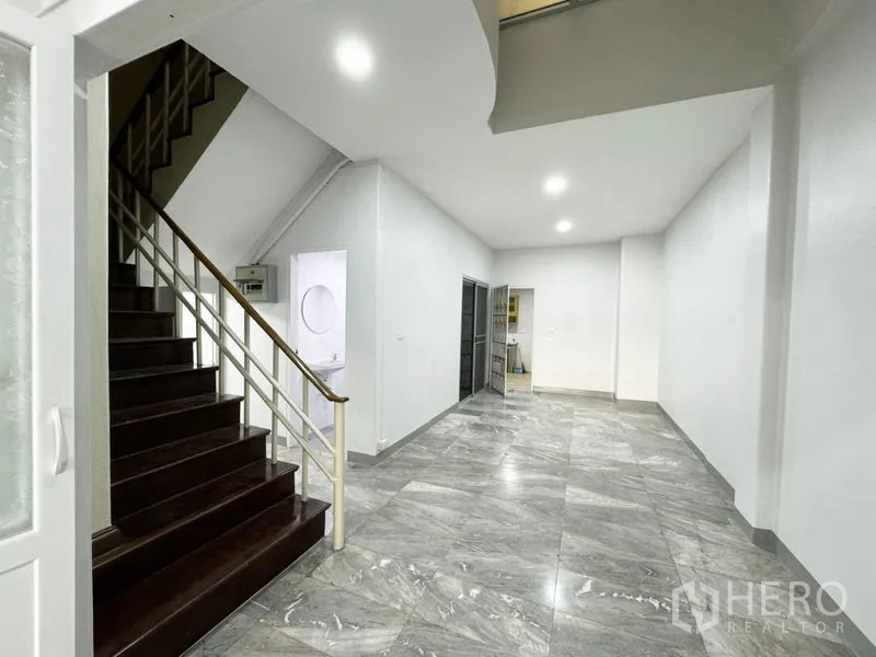 ทาวน์เฮาส์ ให้เช่าหรือขายในSuan Luang, Bangkok - โถงชั้นล่างพื้นลายหินอ่อนพร้อมบันไดขึ้นชั้นบน