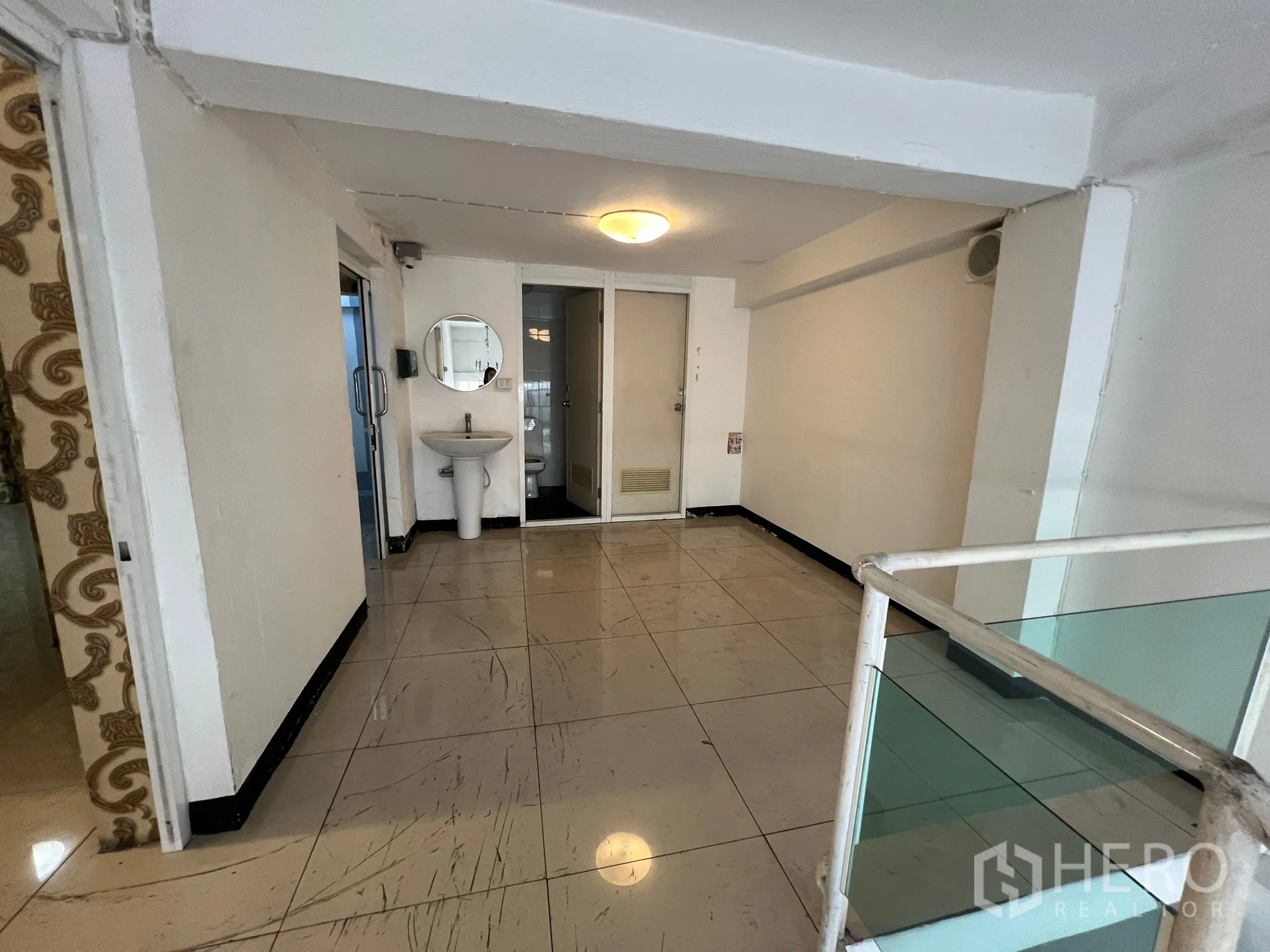 อาคารพาณิชย์ ให้เช่าในKhlong Toei, Bangkok - โถงชั้นบน พื้นกระเบื้อง มีอ่างล้างหน้าและห้องน้ำ ใกล้บันได