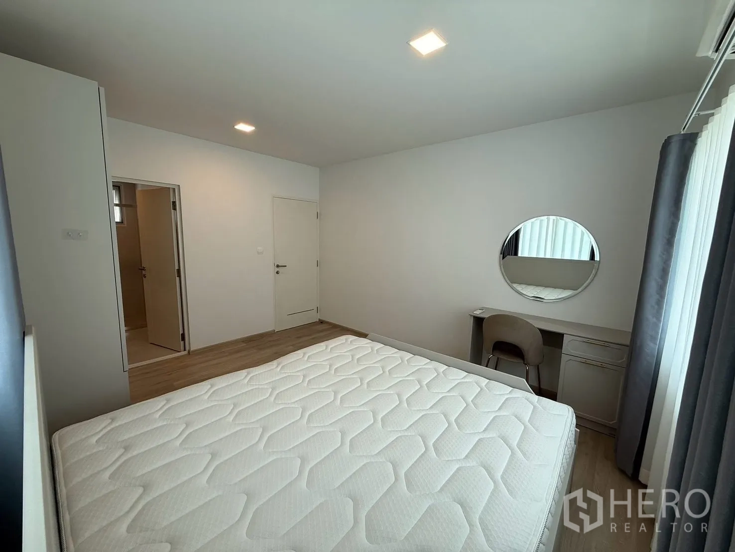บ้านเดี่ยว for rent in Bang Phli, Samut Prakan - ห้องนอนพร้อมที่นอน โต๊ะทำงานและกระจก มีประตูเชื่อมห้องน้ำ