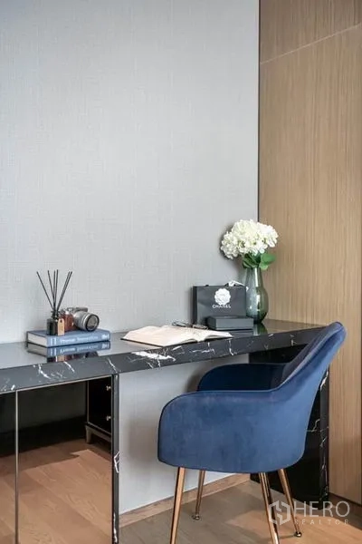 คอนโด ให้เช่าในPathum Wan, Bangkok - มุมทำงานท็อปหินอ่อน เก้าอี้สีน้ำเงิน และผนังลายไม้