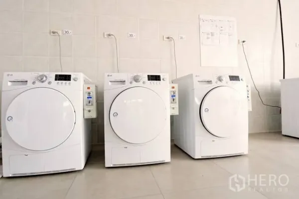 คอนโด ให้เช่าในKhlong Toei, Bangkok - ห้องซักรีดส่วนกลาง พร้อมเครื่องซักผ้าฝาหน้า 3 เครื่อง