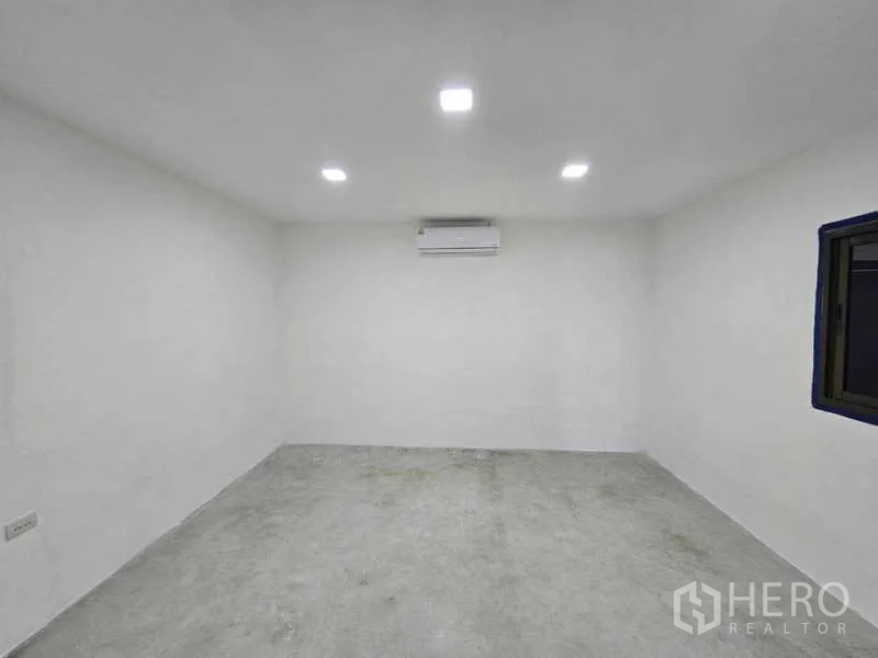 คลังสินค้า ให้เช่าในKhlong Toei, Bangkok - ห้องสำนักงานภายในติดแอร์ ผนังสีขาว สว่างด้วยไฟฝังฝ้า