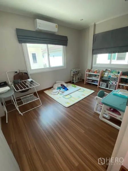 บ้าน ขายในBang Sao Thong, Samut Prakan - ห้องนอนสว่างใช้เป็นห้องเล่นเด็ก พื้นไม้และชั้นเก็บของ