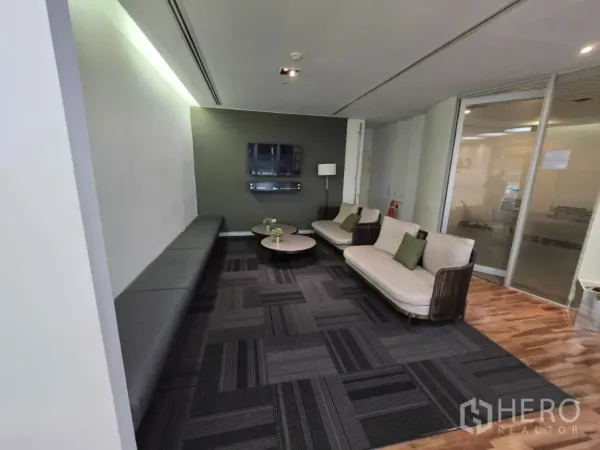 สำนักงาน ให้เช่าในWatthana, Bangkok - เลานจ์อบอุ่นพร้อมโซฟา ทีวีติดผนัง และพรมลายช่อง