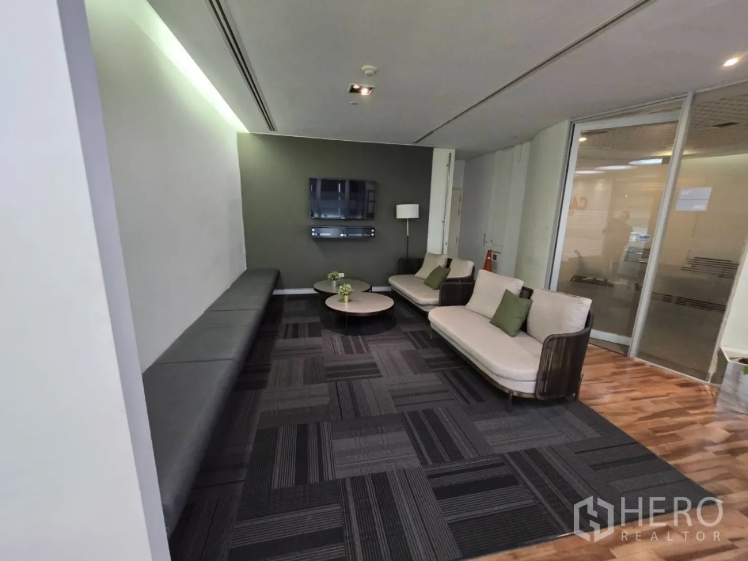 สำนักงาน ให้เช่าในWatthana, Bangkok - เลานจ์อบอุ่นพร้อมโซฟา ทีวีติดผนัง และพรมลายช่อง