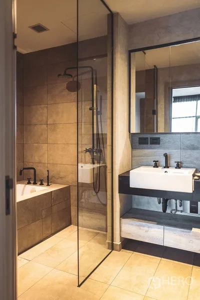 คอนโด ให้เช่าหรือขายในWatthana, Bangkok - ห้องนั่งเล่นเชื่อมต่อระเบียง มองเห็นวิวเมืองและพื้นที่สีเขียว