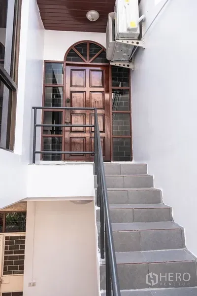 สำนักงานที่บ้าน ให้เช่าในKhlong Toei, Bangkok - บันไดนอกอาคารขึ้นสู่ประตูไม้โค้งชั้นบน