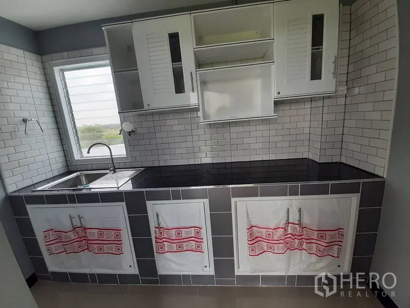 โรงงาน ให้เช่าหรือขายในLam Luk Ka, Pathum Thani - แพนทรีบิวต์อิน ผนังกระเบื้อง subway ท็อปหินสีดำ และหน้าต่าง