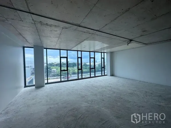 สำนักงาน ให้เช่าในBang Phli, Samut Prakan - มุมสำนักงานพร้อมผนังกระจกพาโนรามา เห็นวิวเมืองและพื้นที่สีเขียว