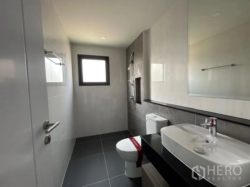 Detached House for rent - Clean bathroom with walk-in shower, vanity, and natural light window.