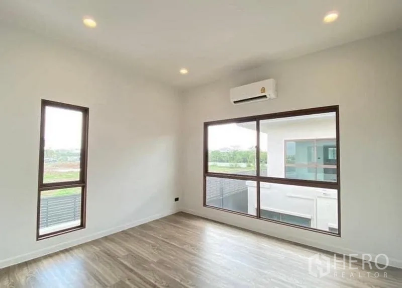 บ้าน ขายในBang Kapi, Bangkok - ห้องนอนมุมกว้าง หน้าต่างบานใหญ่ ไฟดาวน์ไลท์ และแอร์