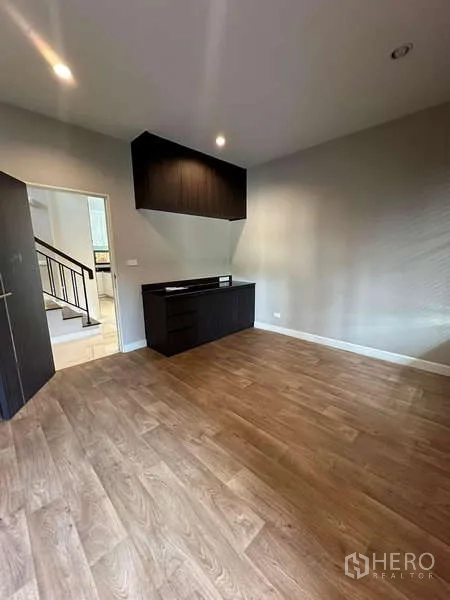 独立式住宅 出售在Prawet, Bangkok - 玄关楼梯，黑色金属栏杆与镜面墙。