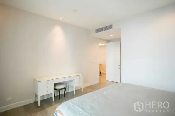 คอนโด ให้เช่าหรือขายในPathum Wan, Bangkok - ห้องนอนมินิมอลพร้อมโต๊ะทำงานบิวท์อิน เก้าอี้ และพื้นไม้โทนอ่อน