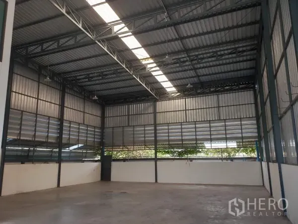 โรงงาน ให้เช่าหรือขายในLam Luk Ka, Pathum Thani - ภายในโกดังเพดานสูง โครงเหล็ก มีช่องแสงและผนังเมทัลชีทระบายอากาศ