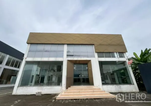 展厅 出租在Saphan Sung, Bangkok - 两层展示厅外观，金色立面与整面落地玻璃，入口台阶醒目