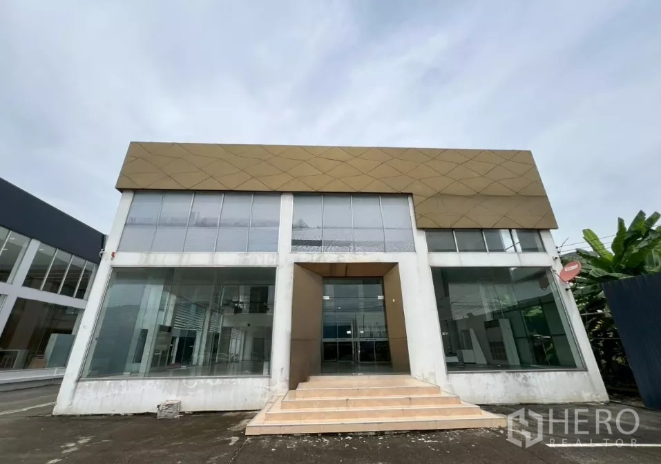 展厅 出租在Saphan Sung, Bangkok - 两层展示厅外观，金色立面与整面落地玻璃，入口台阶醒目