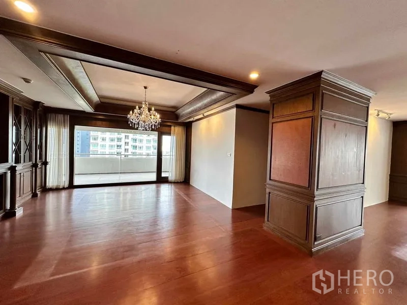 คอนโด ให้เช่าในBangkok - มุมรับประทานอาหารฝ้าหลุมติดโคมระย้าเห็นวิวระเบียง