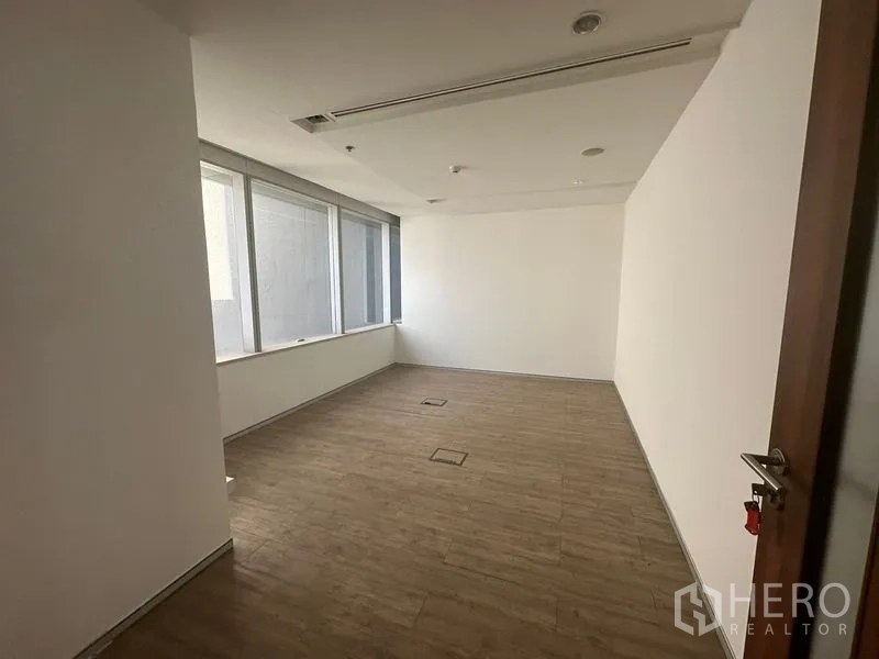 สำนักงาน ให้เช่าในKhlong Toei, Bangkok - ออฟฟิศสว่าง พื้นลายไม้ พร้อมหน้าต่างด้านข้าง