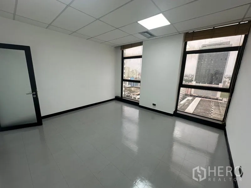 办公空间 出租 - 明亮办公室，双窗与磨砂玻璃门