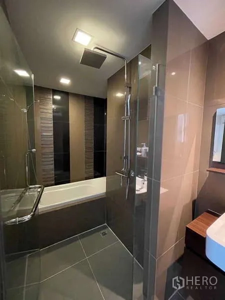 คอนโด ขายในWatthana, Bangkok - ห้องน้ำสมัยใหม่พร้อมตู้ shower กระจก ฝักบัวเรนชาวเวอร์ และอ่างอาบน้ำแยก