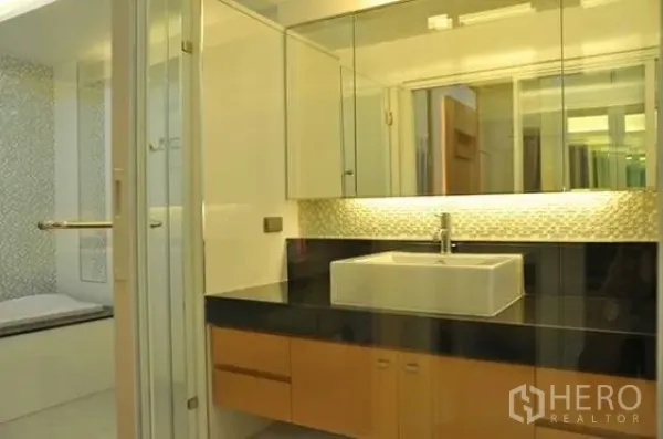 คอนโด ให้เช่าหรือขายในWatthana, Bangkok - ห้องน้ำโมเดิร์น อ่างล้างหน้าแบบวางบนเคาน์เตอร์ ท็อปสีดำ กระจกบานใหญ่ และห้องอาบน้ำกระจก
