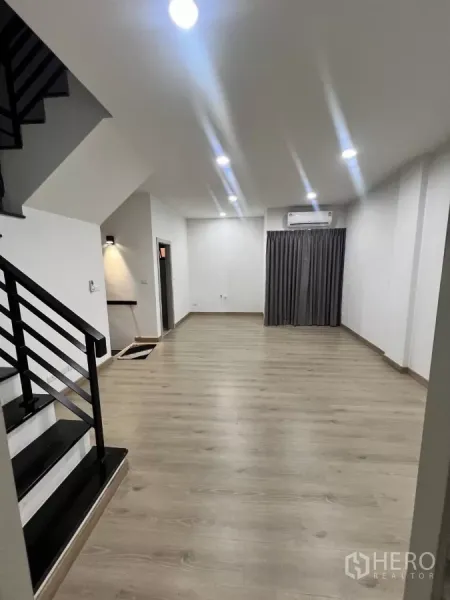 สำนักงานที่บ้าน ให้เช่าในLat Phrao, Bangkok - พื้นที่เปิดโล่งพื้นไม้ พร้อมบันไดและเครื่องปรับอากาศ เหมาะเป็นออฟฟิศ