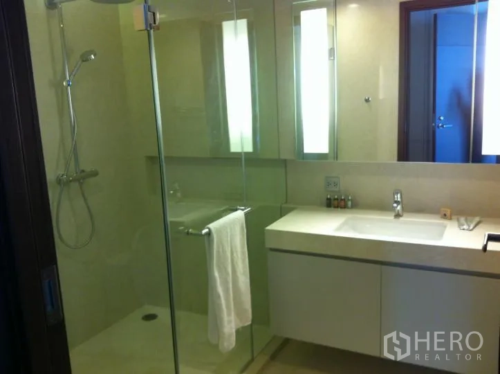 คอนโด ให้เช่าในWatthana, Bangkok - ห้องน้ำสมัยใหม่พร้อมตู้กระจกอาบน้ำ แบบฝักบัว โต๊ะอ่างล้างหน้าขนาดกว้าง และกระจกไฟในตัว