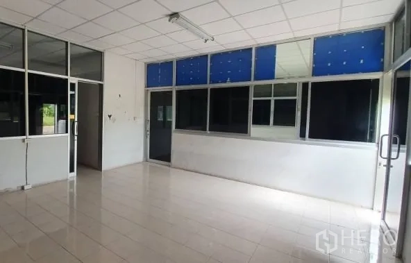 คลังสินค้า ให้เช่าในChaloem Phra Kiat, Nakhon Ratchasima - ห้องสำนักงานปูกระเบื้องสว่าง แบ่งกั้นด้วยกระจกและมีหน้าต่างบานใหญ่