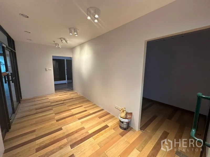 สำนักงาน ให้เช่าในYan Nawa, Bangkok - โถงปูพื้นไม้พร้อมไฟราง ผนังกระจก และช่องประตูเชื่อมห้องถัดไป