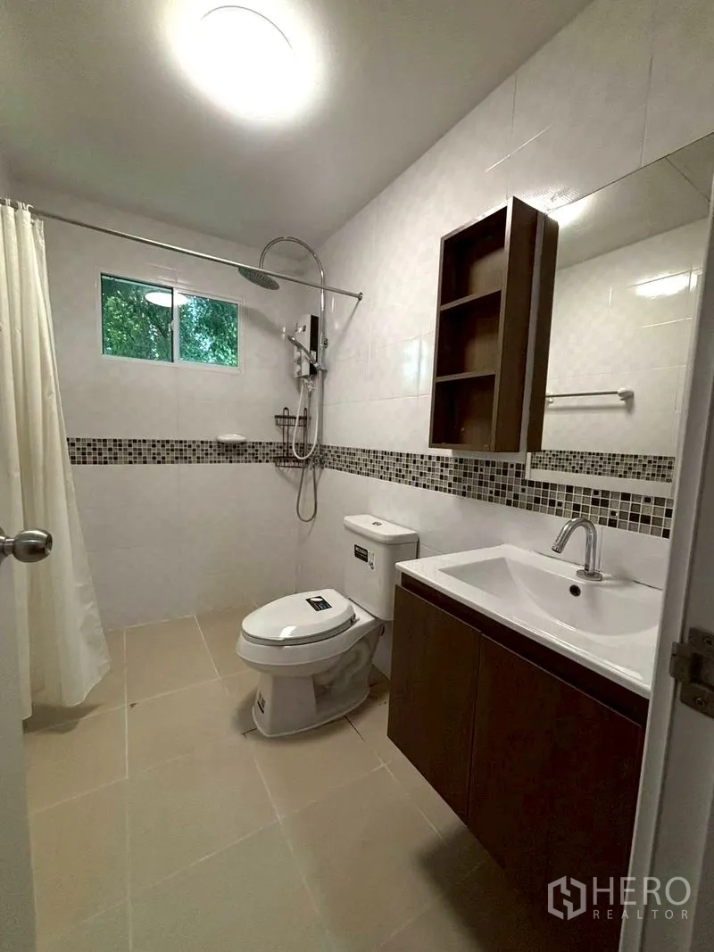 ทาวน์เฮาส์ for rent in Suan Luang, Bangkok - ห้องน้ำพร้อมอ่างล้างหน้า โถสุขภัณฑ์ ฝักบัวเรนชาวเวอร์ และผนังกระเบื้อง